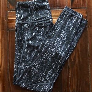 Athleta Stash Pocket Salutation Leggings 7/8